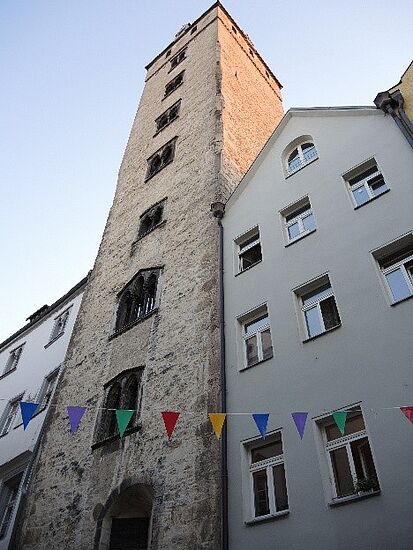 Man hat im übrigen schon davon gesprochen, den Turm zum Reklameturm umzubauen