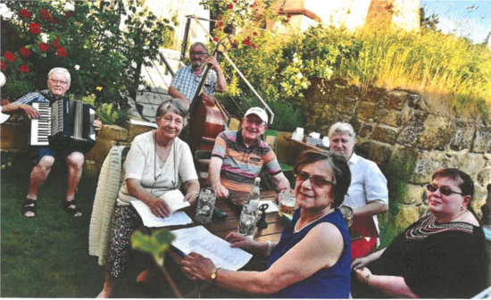 Sonnwendlesung im Türmerhaus-Biergarten des OWV am Blasturm in Schwandorf